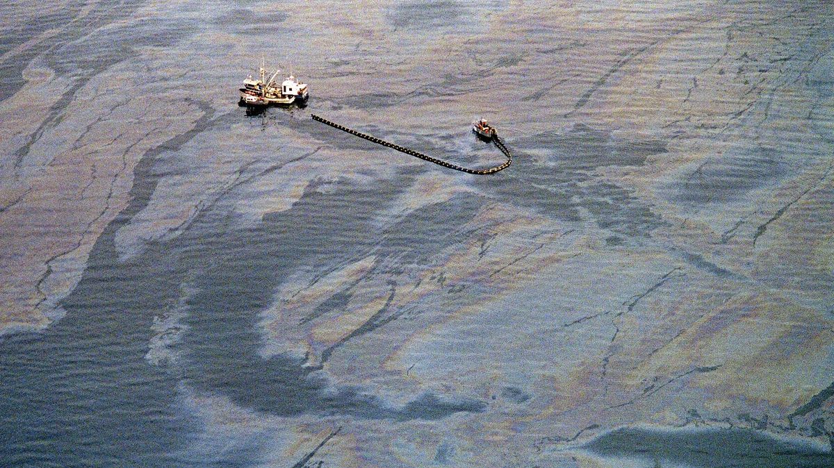 Zmožený důstojník převzal řízení. Následovala ropná katastrofa Exxon Valdez